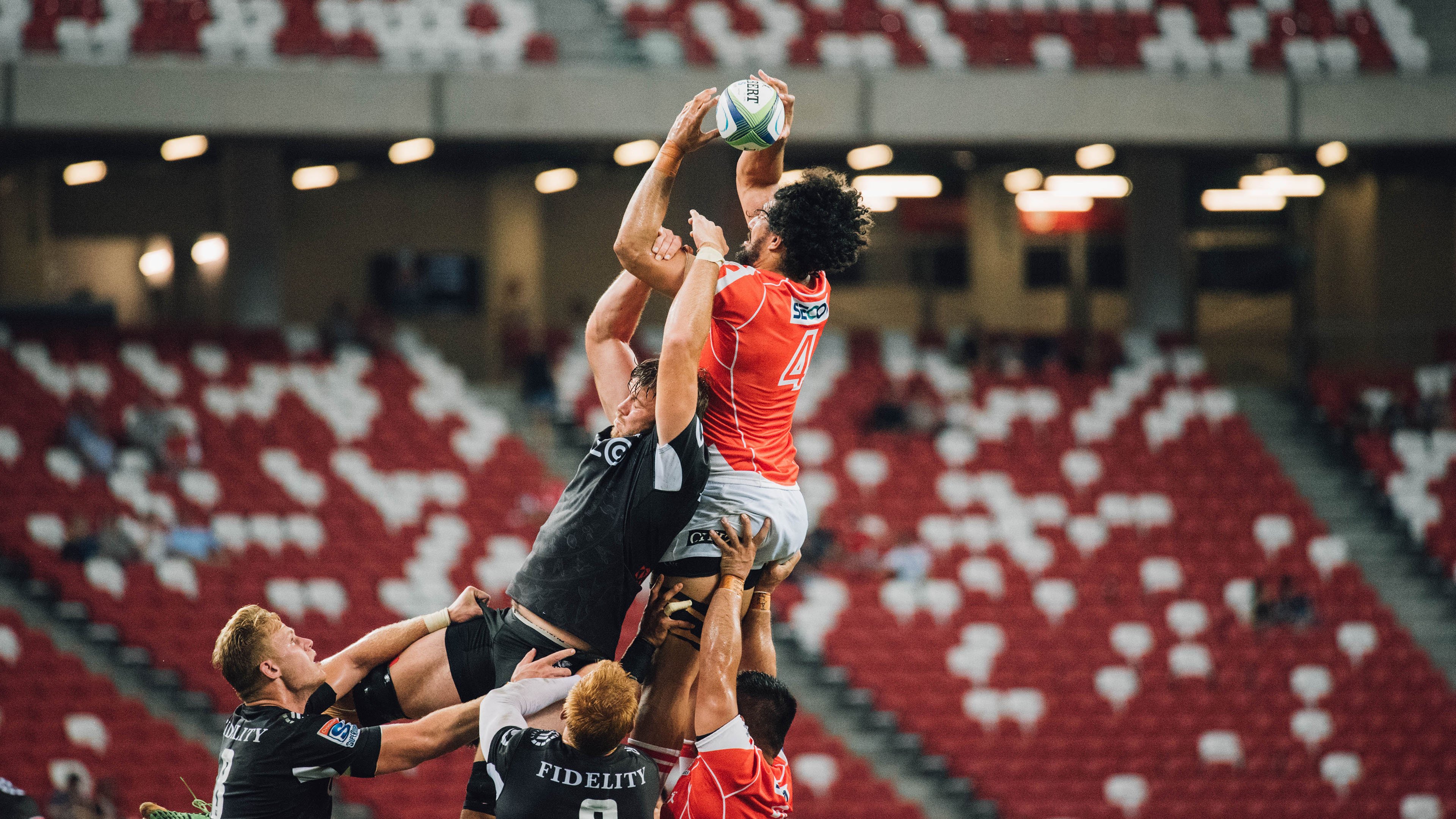 中小学生攀登“城市之巅”活动 观景后完成登顶证书领取